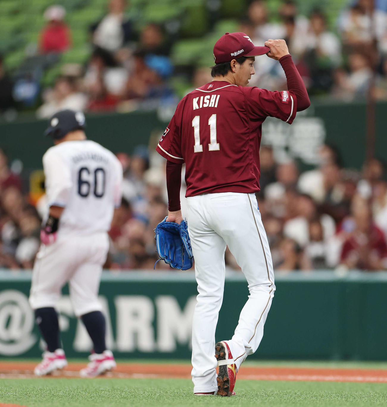 西武対楽天　1回裏西武2死二塁、中村剛（左）を左飛に仕留めた岸（撮影・宮地輝）
