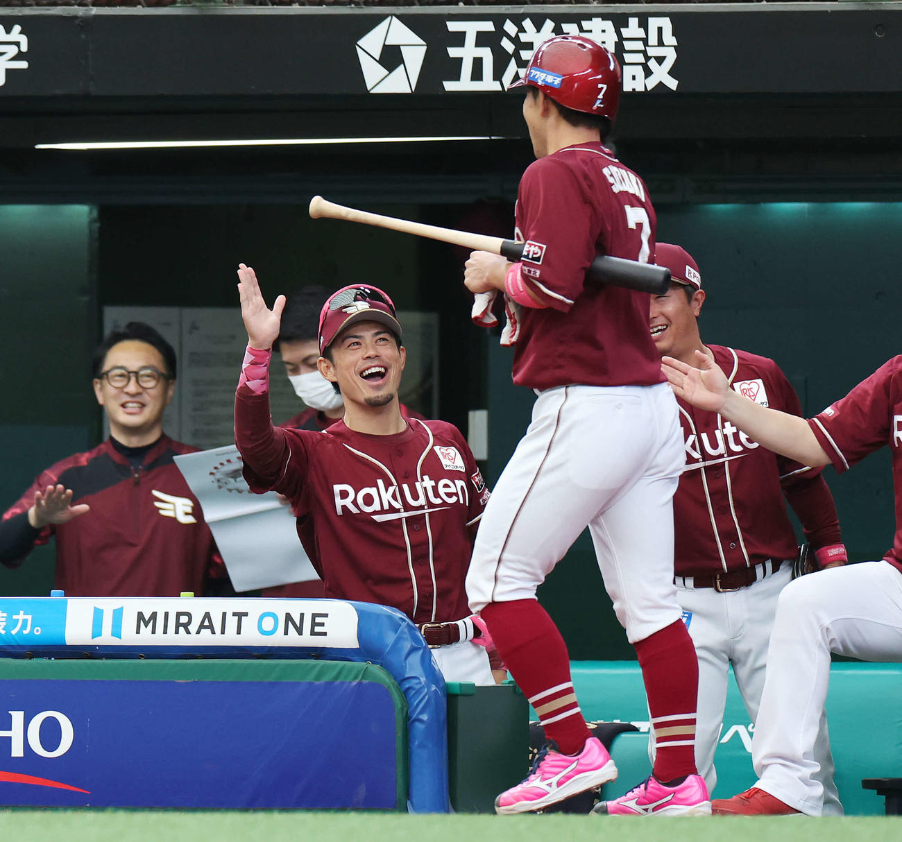 西武対楽天　2回表楽天2死二塁、辰己が中適時三塁打を放ち、生還した鈴木大（手前）を迎える今江監督（撮影・宮地輝）