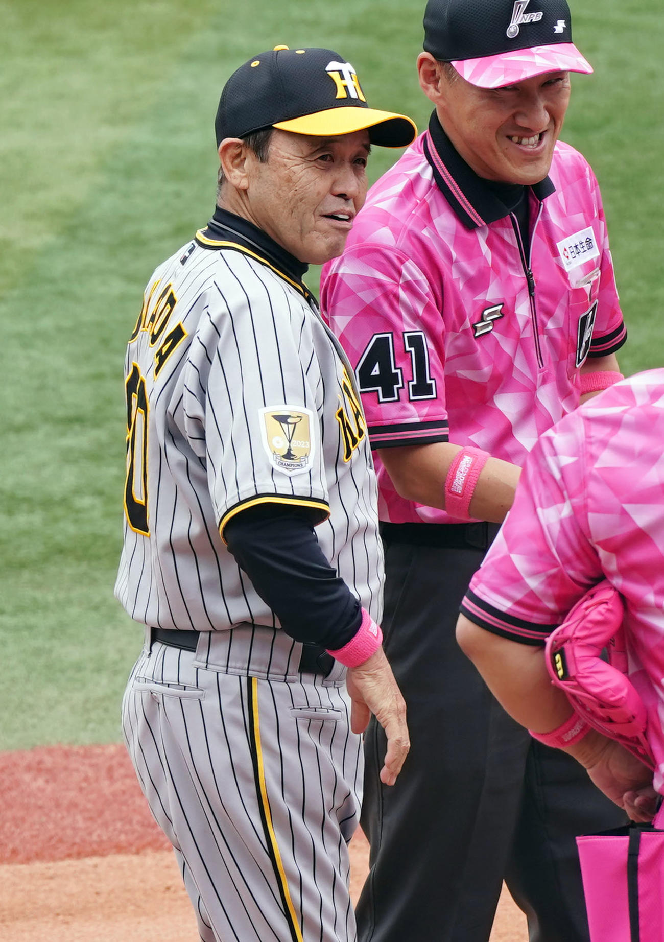 DeNA対阪神　ピンクのリストバンドを付けて試合に臨む阪神岡田監督（撮影・たえ見朱実）