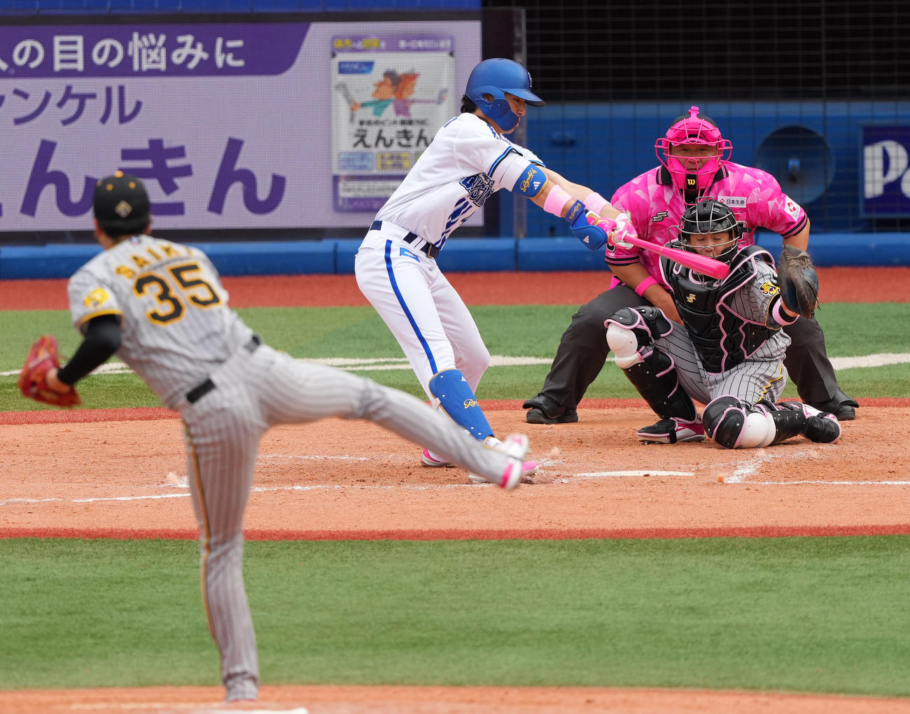 DeNA対阪神　8回裏DeNA2死、三振に倒れる度会。投手才木（撮影・横山健太）