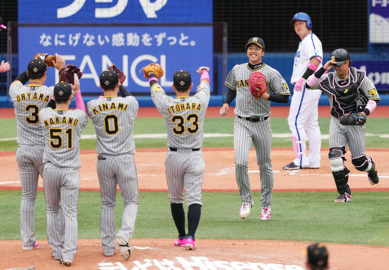 DeNA対阪神　DeNAに完封勝利し笑顔でナインの元へ向かう阪神才木（右から3人目）（撮影・横山健太）