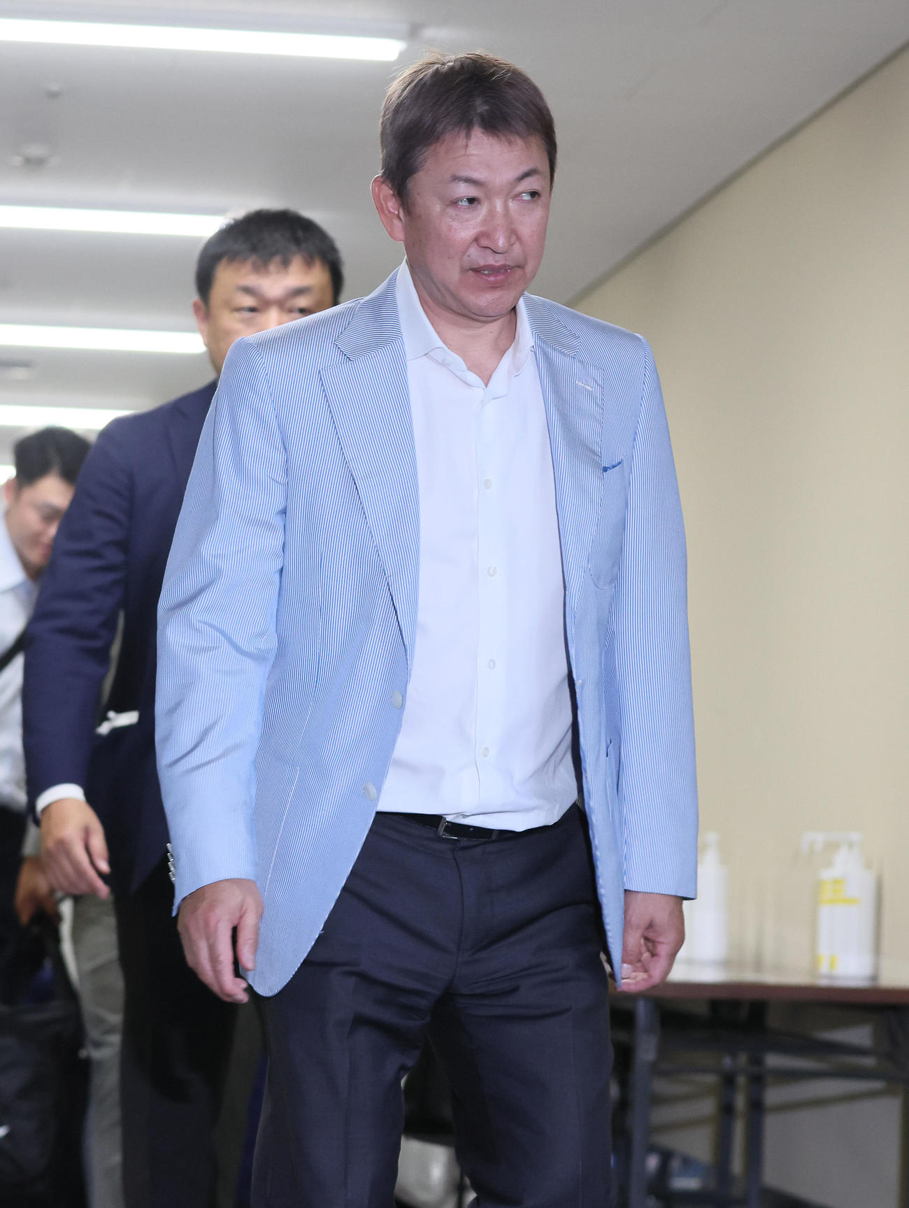 広島対中日　雨天中止となり引き揚げる立浪監督（撮影・加藤哉）