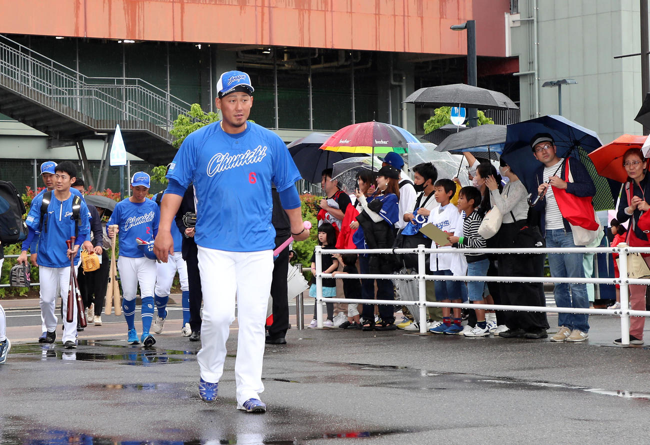 広島対中日　ピンクバットを手に室内練習場へ向かう中田（撮影・加藤哉）