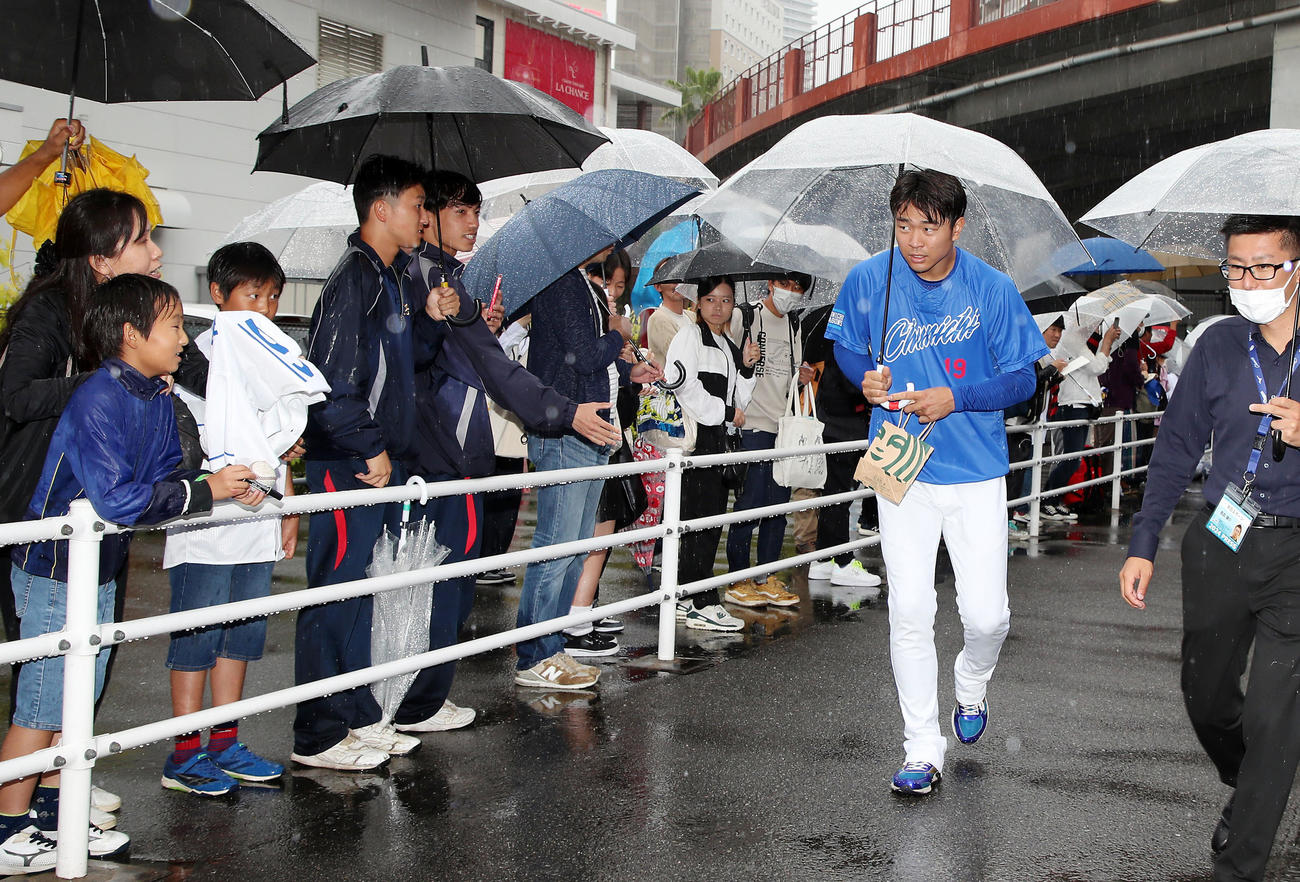 広島対中日　練習を終え傘を差して引き揚げる高橋宏（撮影・加藤哉）