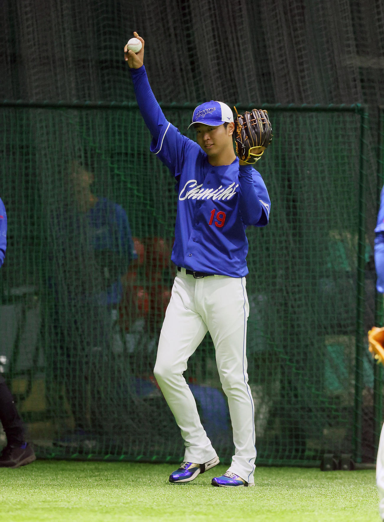 広島対中日　室内練習場でキャッチボールする高橋宏（撮影・加藤哉）