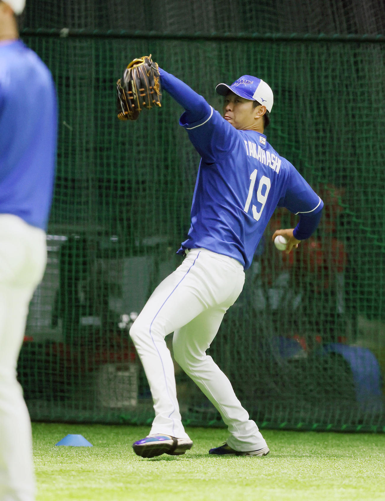 広島対中日　室内練習場でキャッチボールする高橋宏（撮影・加藤哉）