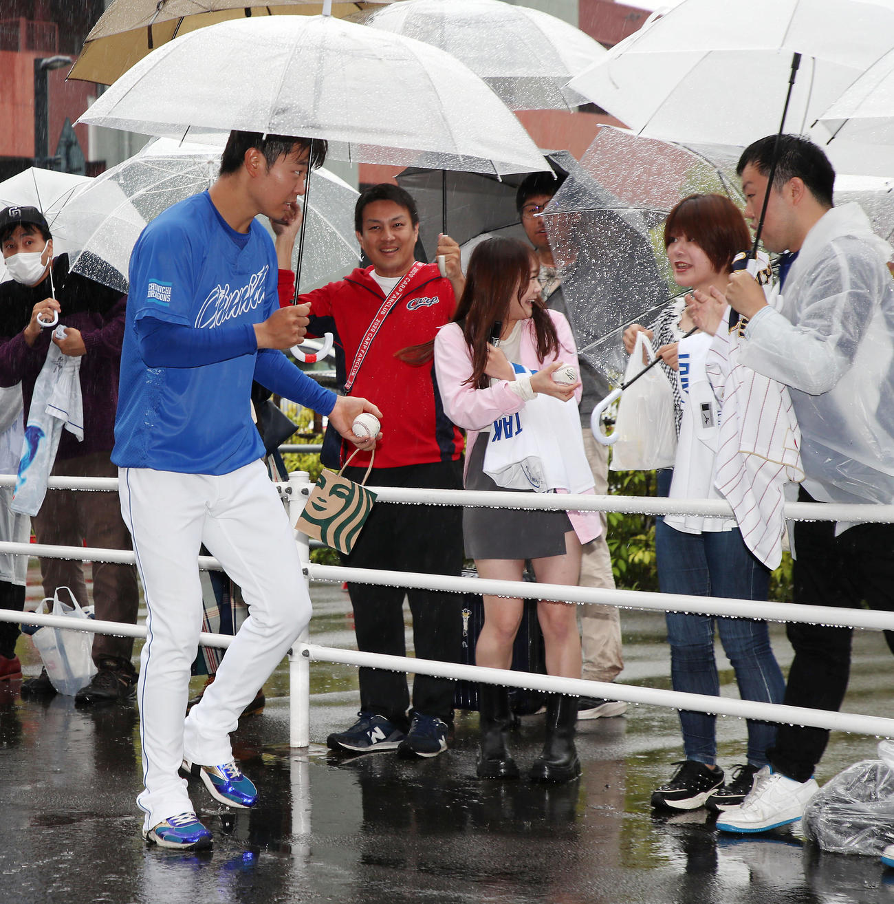 広島対中日　雨天中止となりサインボールをファンに手渡す高橋宏（撮影・加藤哉）