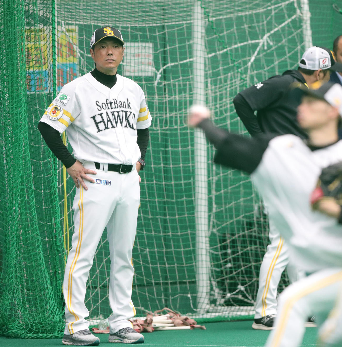 練習を見る小久保監督（撮影・梅根麻紀）