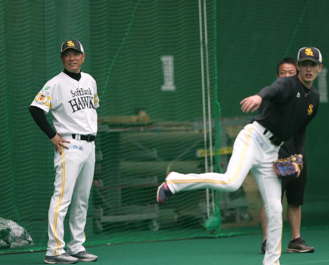 練習を見る小久保監督、右は周東（撮影・梅根麻紀）