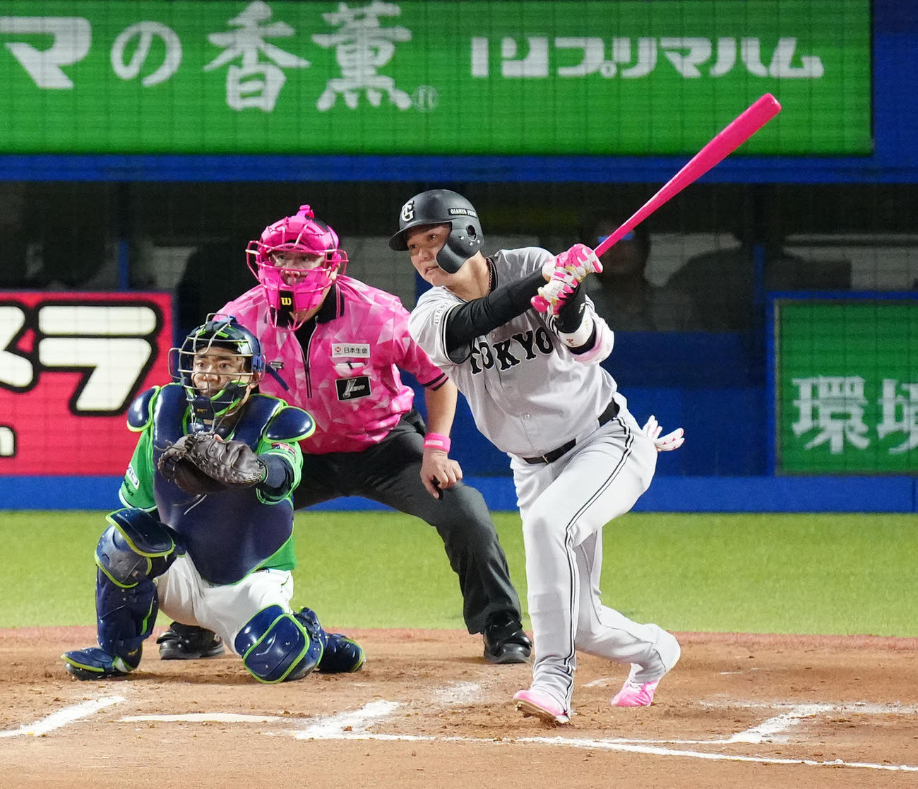 ヤクルト対巨人　6回表巨人2死、通算2351安打となる右前打を放つ坂本（撮影・江口和貴）