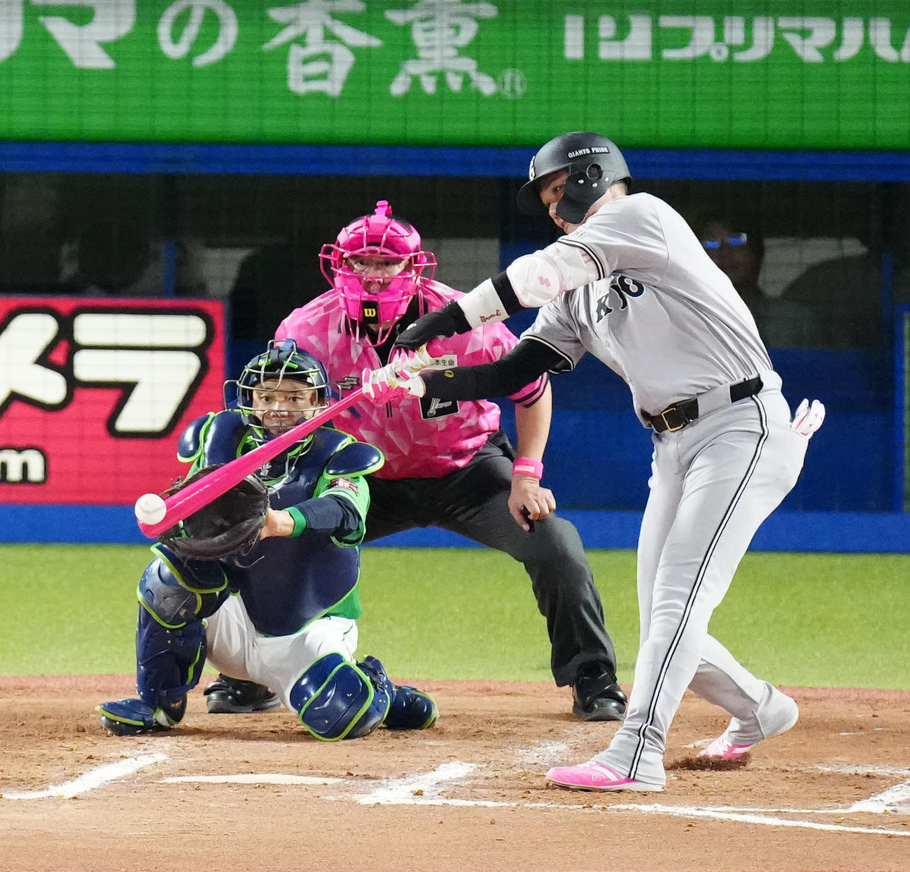 ヤクルト対巨人　6回表巨人2死、通算2351安打となる右前打を放つ坂本（撮影・江口和貴）