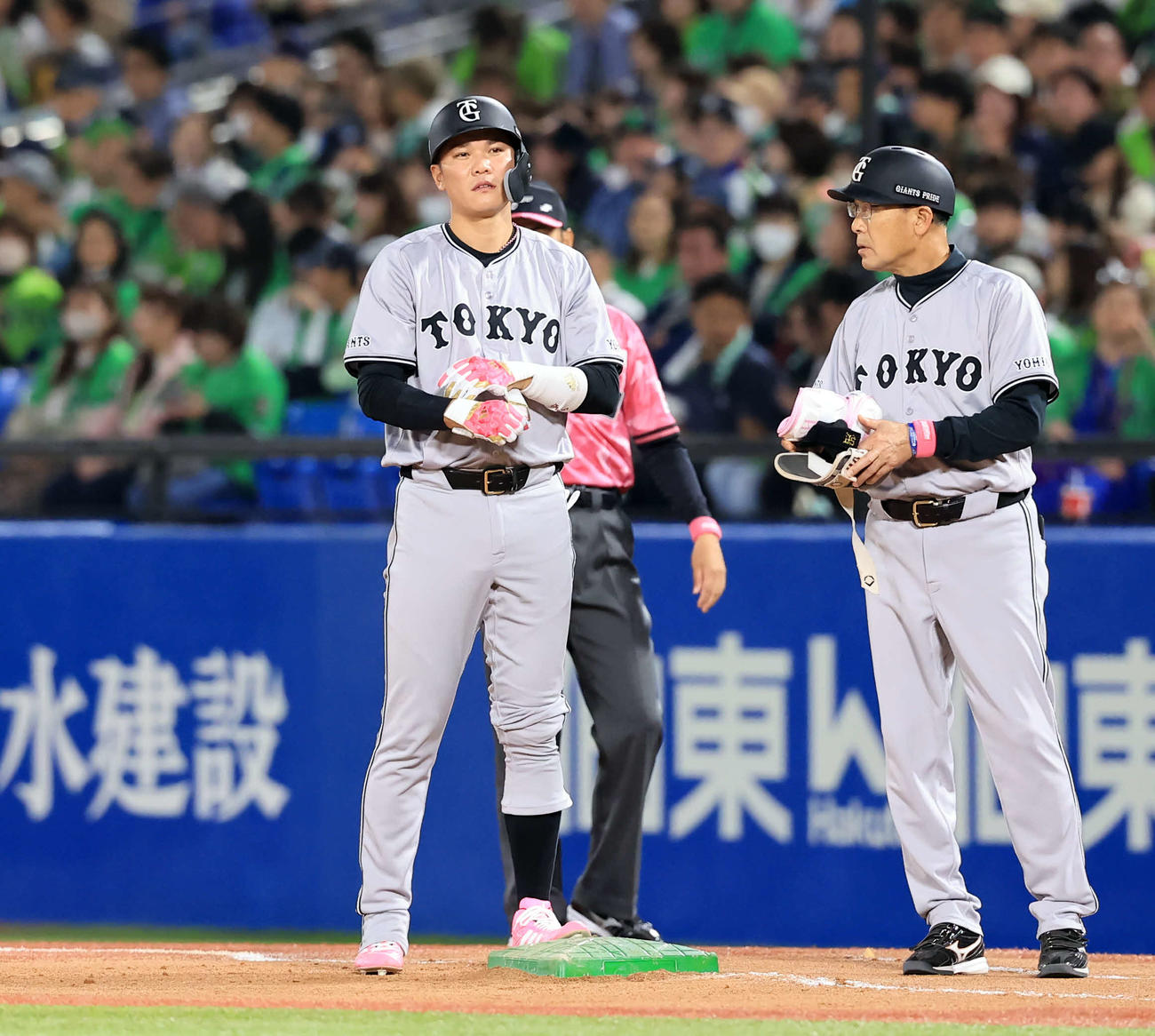 ヤクルト対巨人　6回表巨人2死、坂本は右前打を放ちベンチを見る（撮影・浅見桂子）