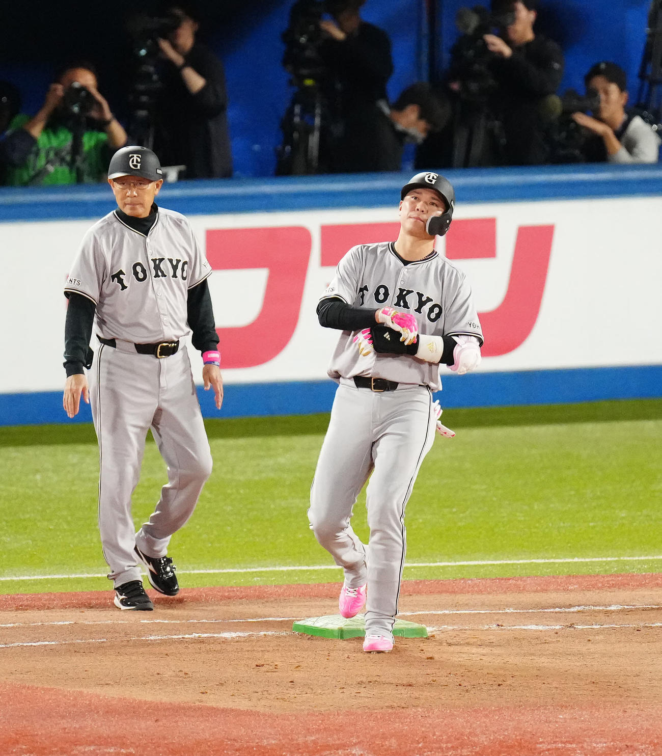 ヤクルト対巨人　6回表巨人2死、通算2351安打となる右前打を放った坂本（右）（撮影・江口和貴）