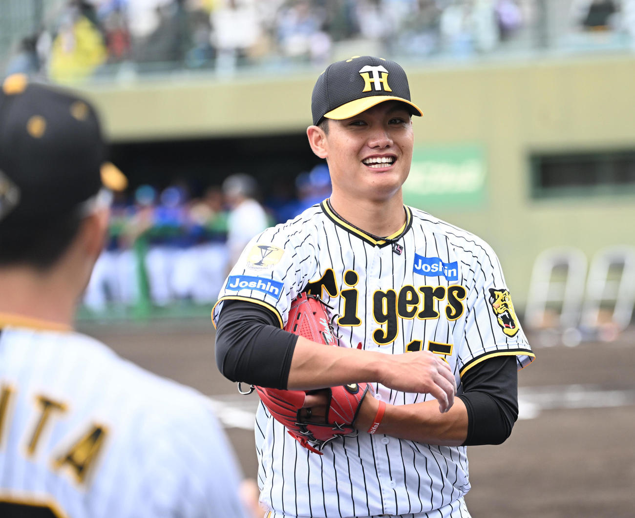 ウエスタン・リーグ阪神対中日　1回表、守備妨害によりチェンジとなり笑顔を見せる阪神の西純（撮影・和賀正仁）