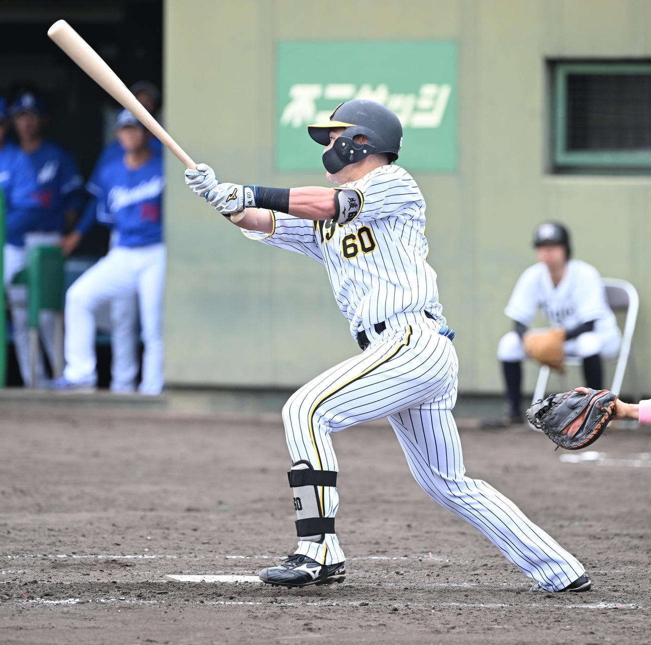 ウエスタン・リーグ阪神対中日　5回裏阪神無死二塁、右前適時打を放つ小野寺（撮影・和賀正仁）