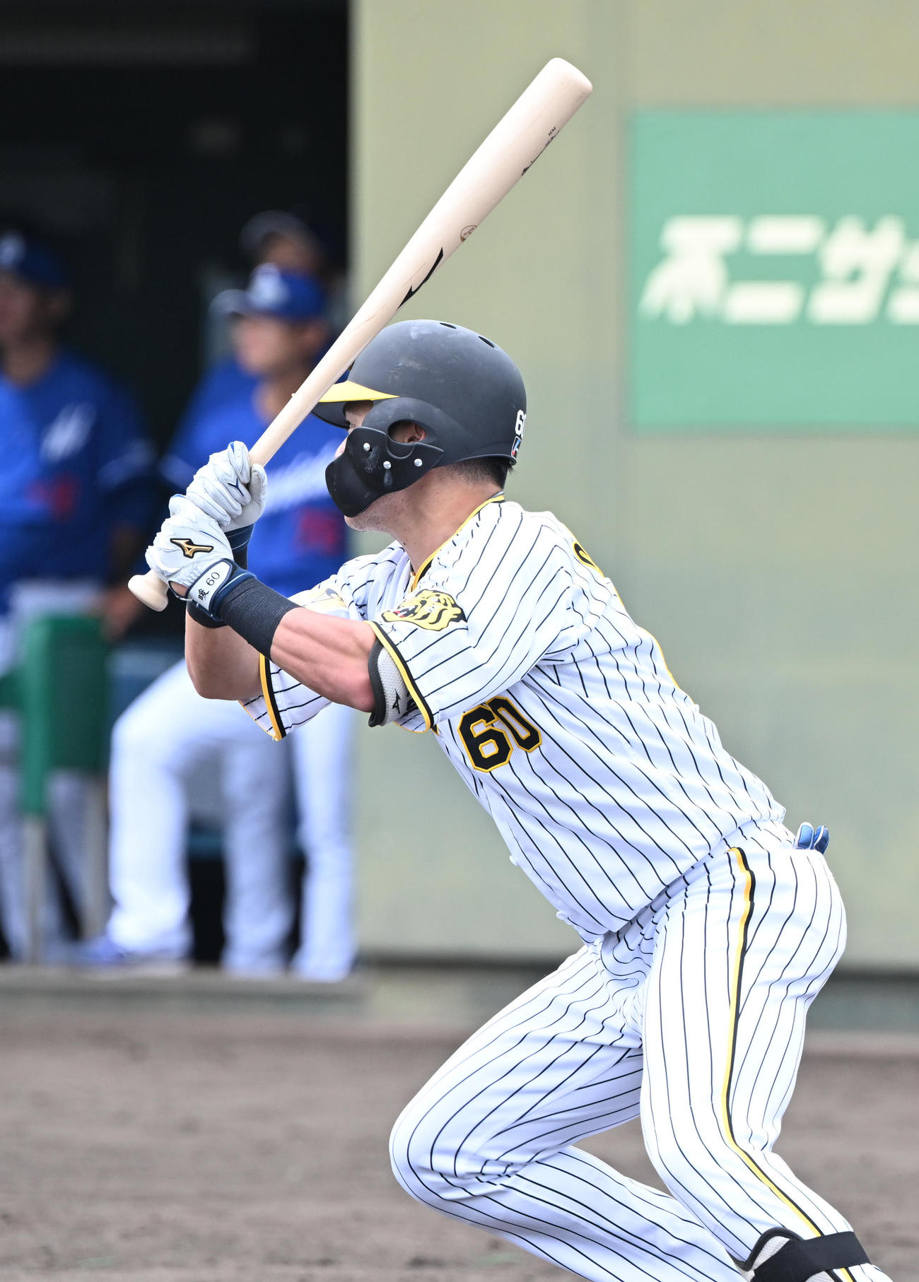 ウエスタン・リーグ阪神対中日　5回裏阪神無死二塁、右前適時打を放つ小野寺（撮影・和賀正仁）