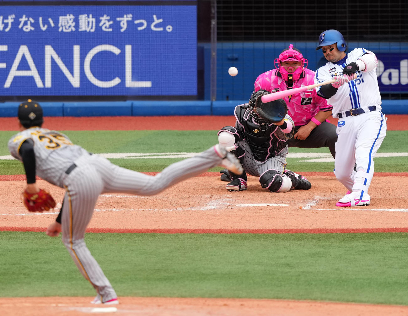 DeNA対阪神　9回裏DeNA2死、右前打を放つ宮崎。投手才木（撮影・横山健太）
