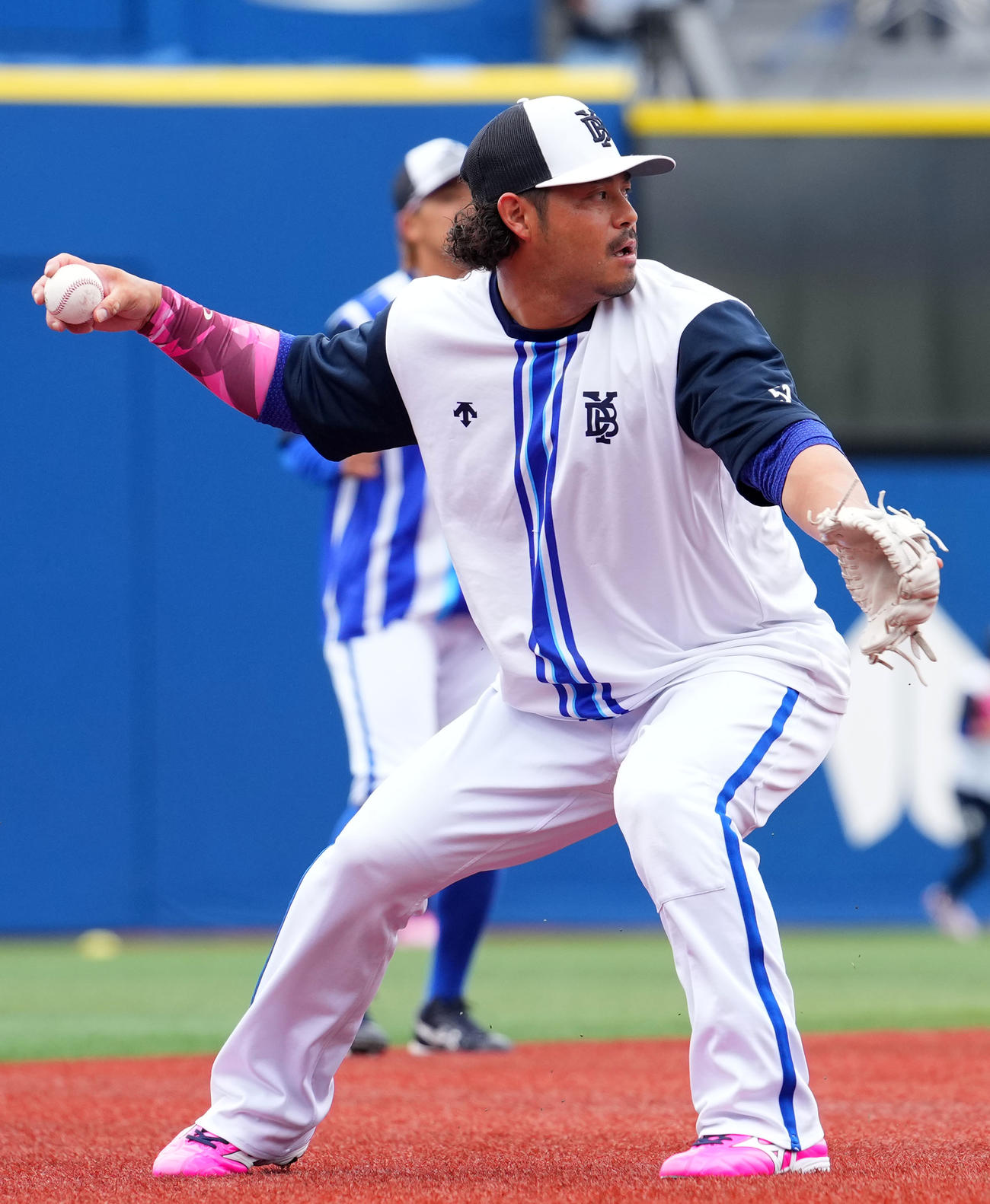 DeNA対阪神　母の日に合わせピンクの用具で練習をするDeNA宮崎（撮影・横山健太）