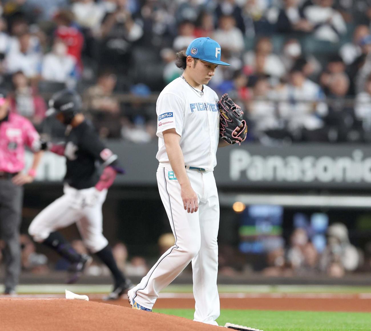 日本ハム対ロッテ　1回表ロッテ無死、岡に左越え本塁打を浴びる伊藤（撮影・黒川智章）