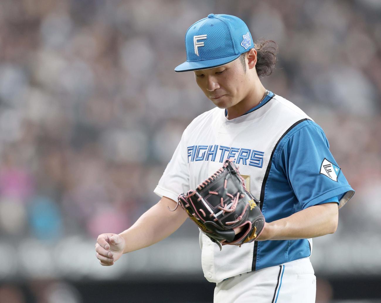 日本ハム対ロッテ　6回表、1失点し渋い表情で引き揚げる伊藤（撮影・黒川智章）
