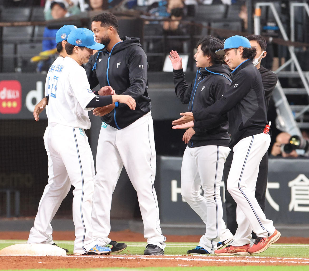 日本ハム対ロッテ　ロッテにサヨナラ勝利し日本ハム伏見（左）を出迎える伊藤（撮影・佐藤翔太）