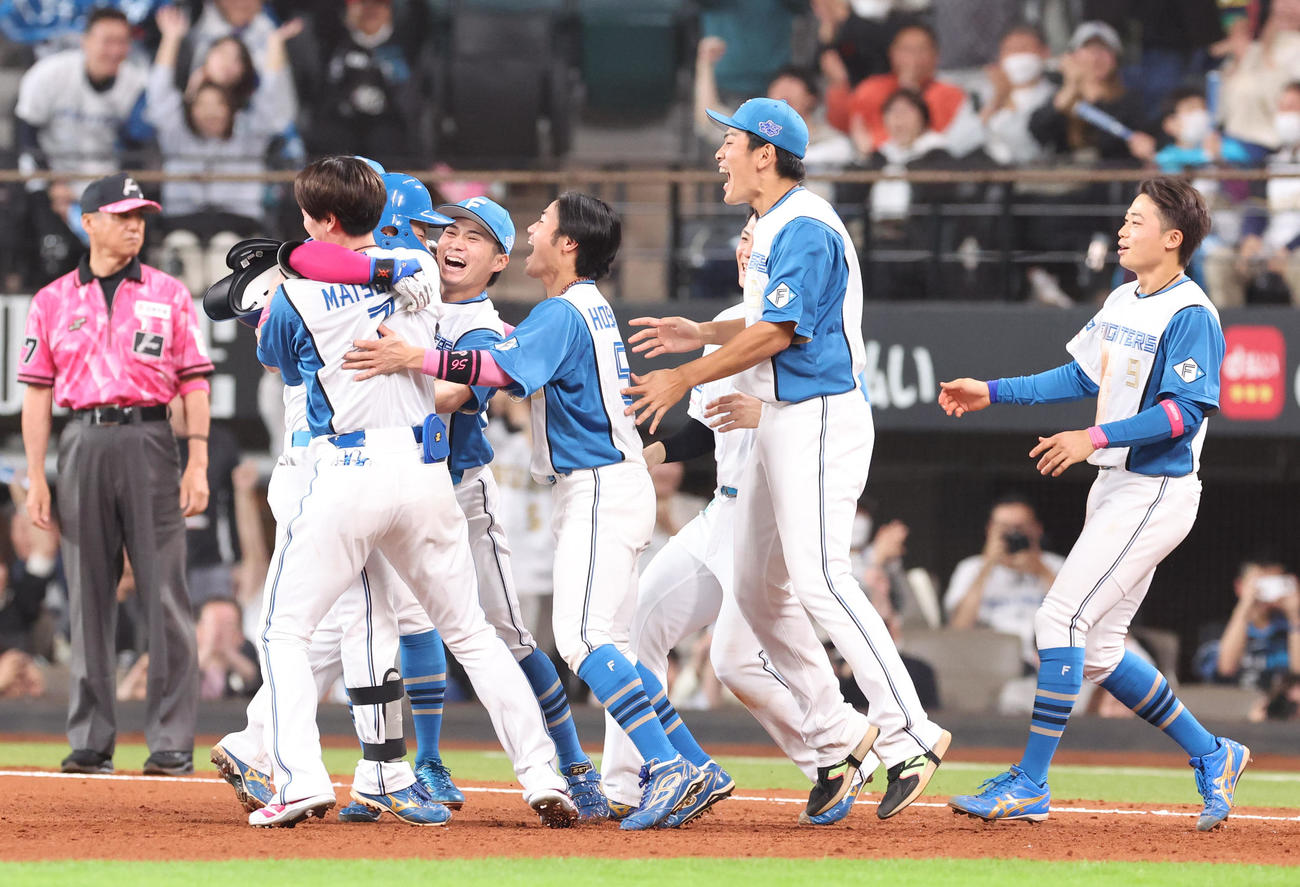 日本ハム対ロッテ　9回裏日本ハム1死満塁、サヨナラ打を放ちナインに祝福される水野（撮影・佐藤翔太）