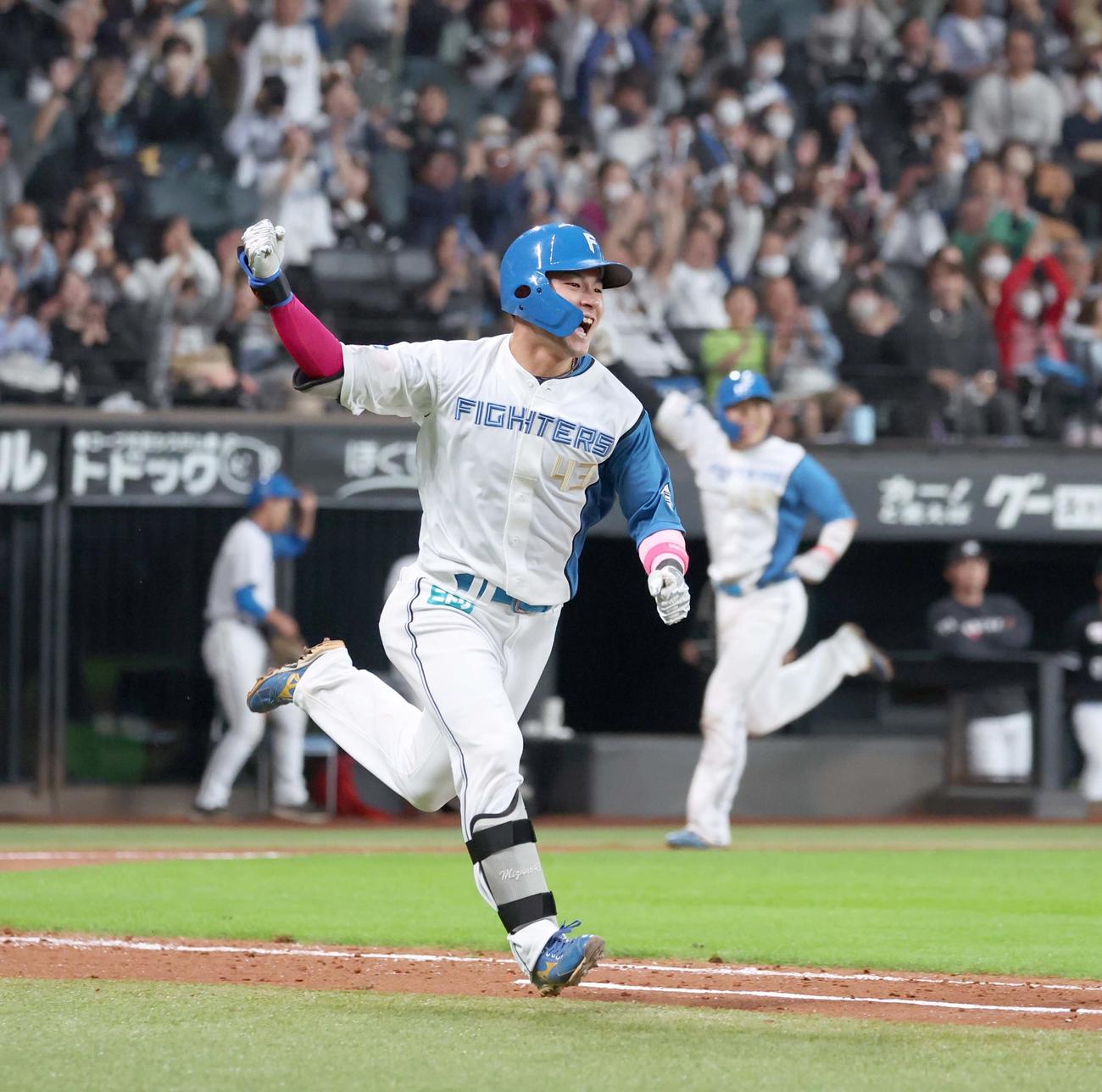 日本ハム対ロッテ　9回裏日本ハム1死満塁、右前にサヨナラ打を放ちガッツポーズで叫ぶ水野（撮影・黒川智章）