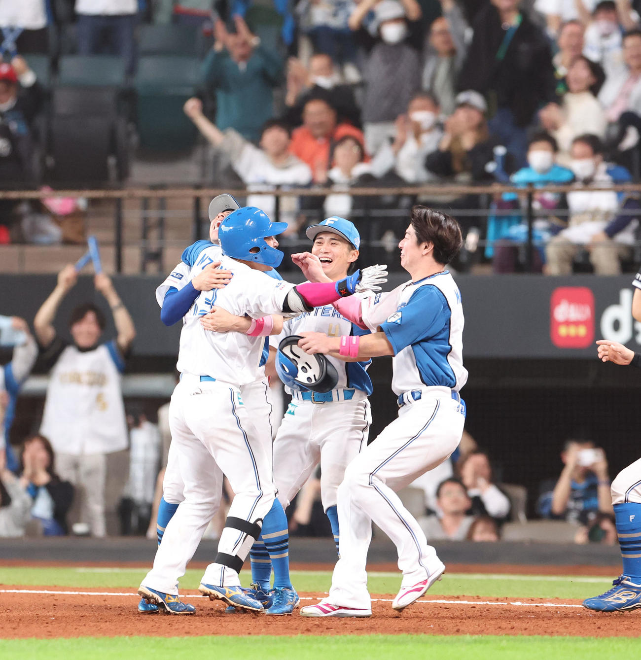 日本ハム対ロッテ　9回裏日本ハム1死満塁、サヨナラ打を放ちナインに祝福される水野（撮影・佐藤翔太）