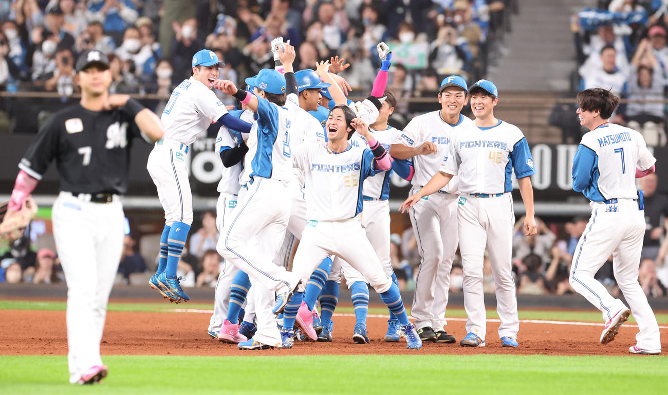 日本ハム対ロッテ　9回裏日本ハム1死満塁、水野のサヨナラ打に歓喜する選手たち（撮影・佐藤翔太）