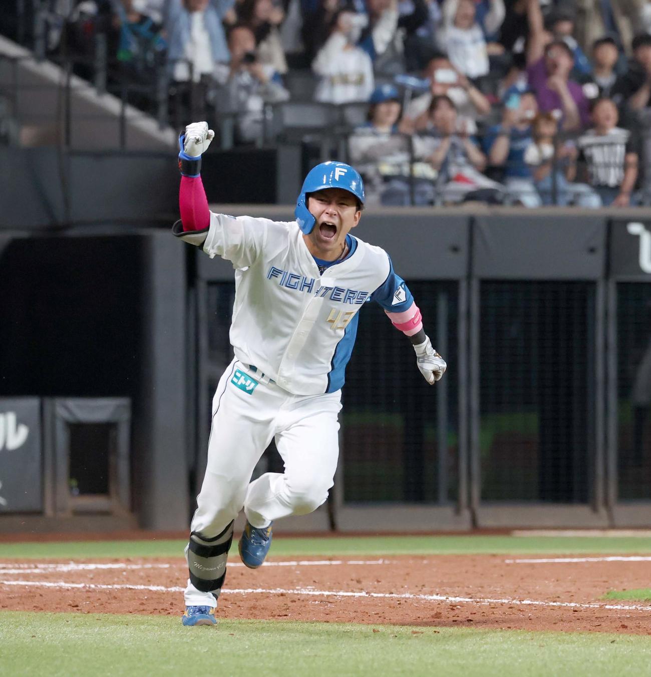 日本ハム対ロッテ　9回裏日本ハム1死満塁、右前にサヨナラ打を放ちガッツポーズの水野（撮影・黒川智章）