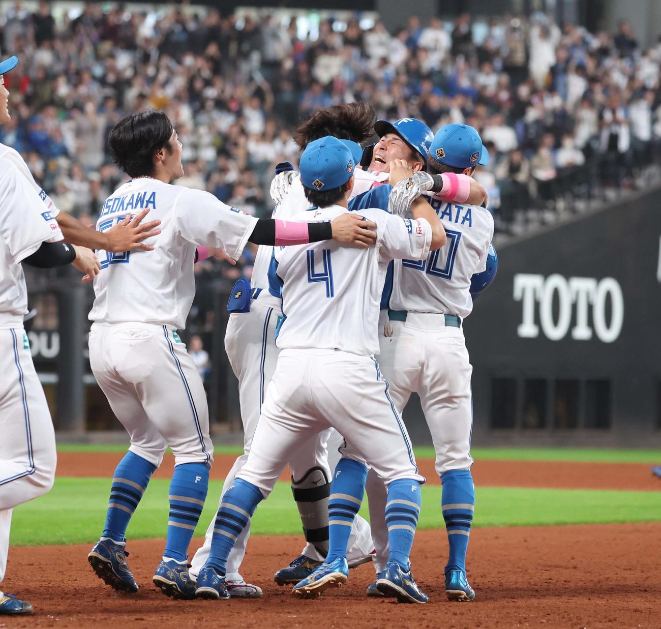 日本ハム対ロッテ　9回裏、サヨナラ打を放ちナインと抱き合う水野（右から2人目）（撮影・黒川智章）