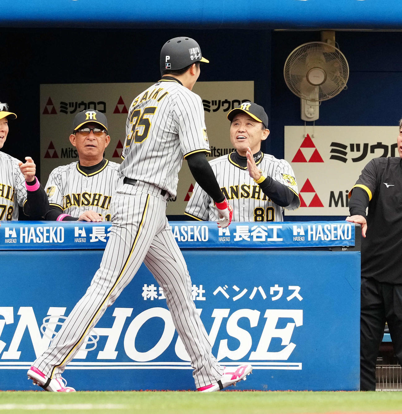 DeNA対阪神　3回表阪神2死一、二塁、中野の適時二塁打で生還した才木浩人を迎える岡田監（撮影・たえ見朱実）