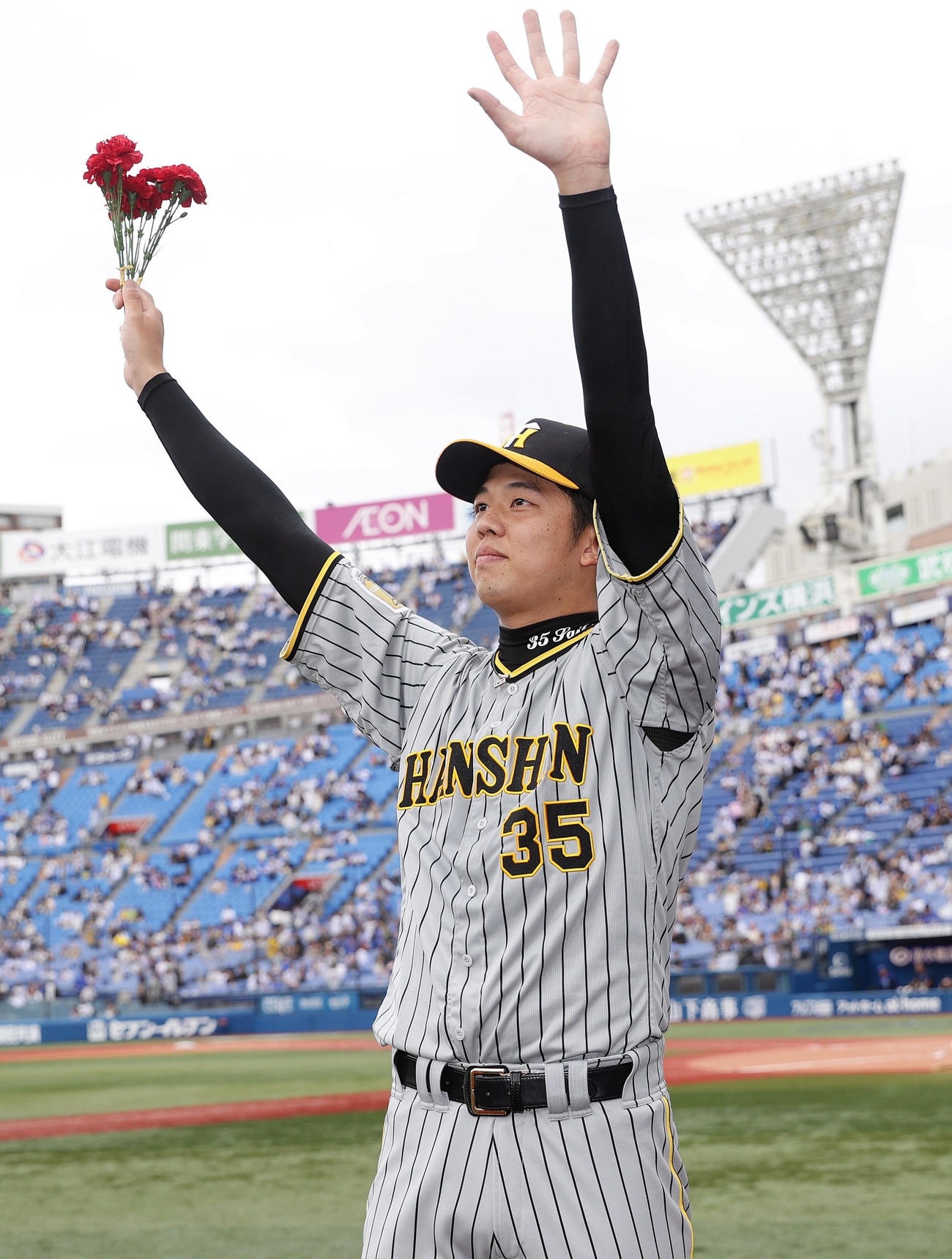 DeNA対阪神　DeNAに完封勝利を飾り、カーネーションを手にファンの声援に応える阪神才木（撮影・前田充）
