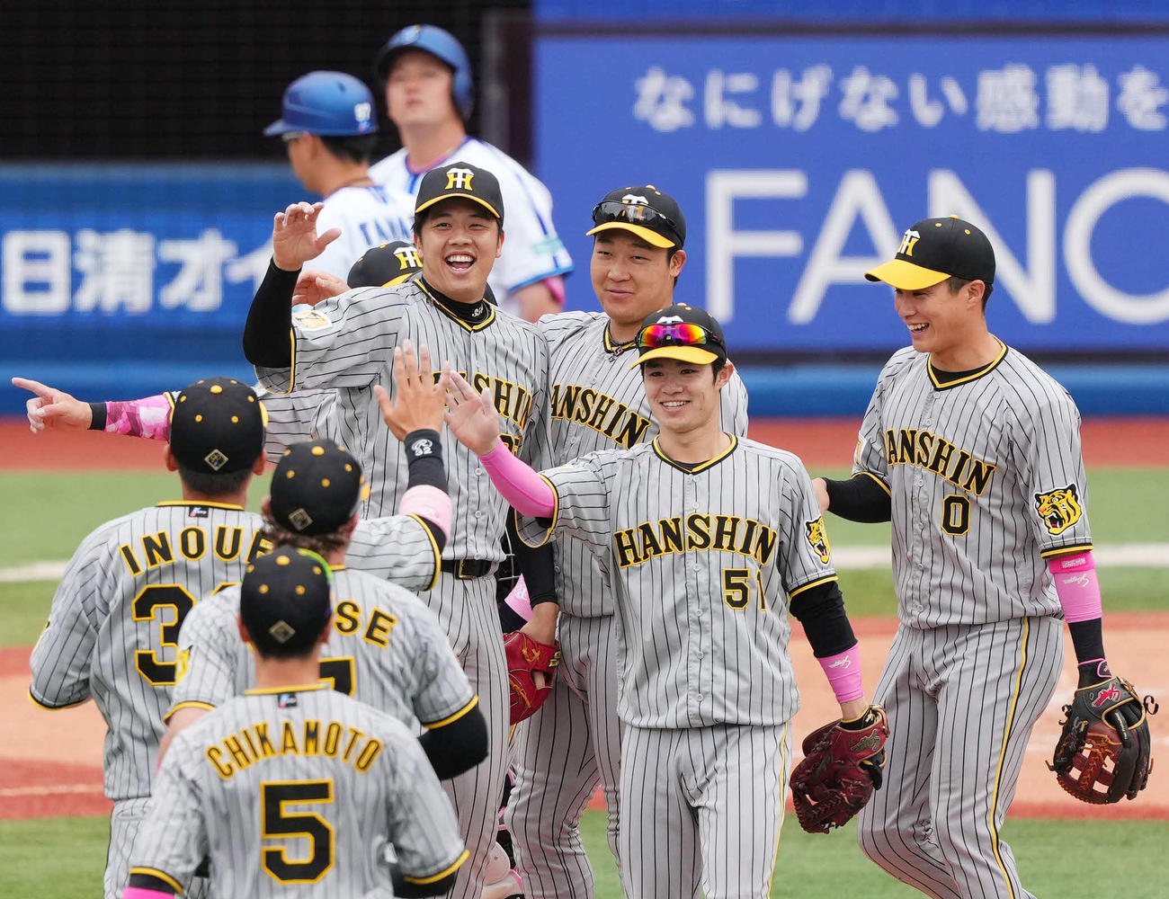 DeNA対阪神　DeNAに完封勝利しタッチを交わす才木（左から4人目）ら阪神ナイン（撮影・横山健太）