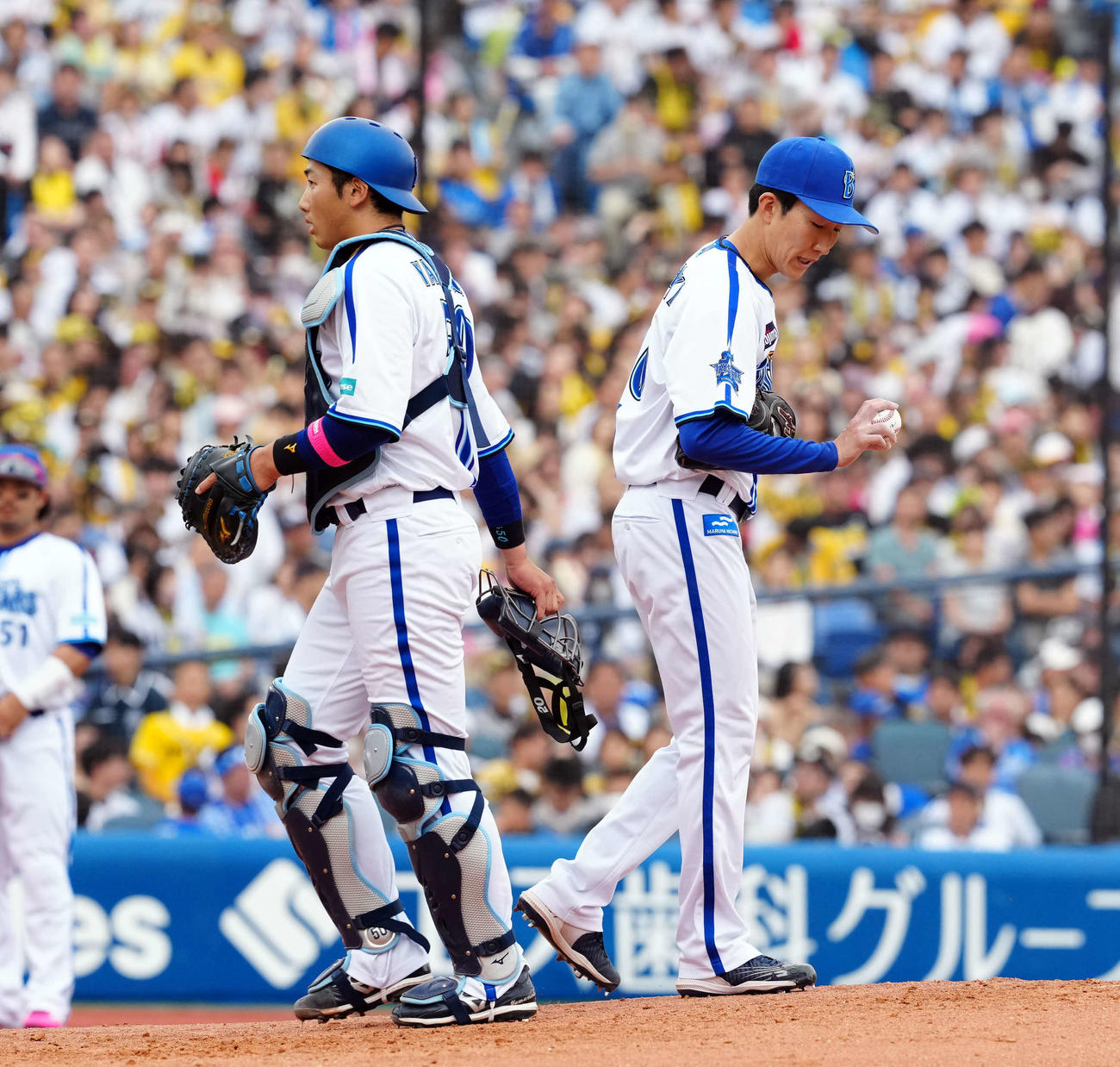DeNA対阪神　3回表、阪神に先制を許したDeNA大貫（右）と山本のバッテリー（撮影・たえ見朱実）