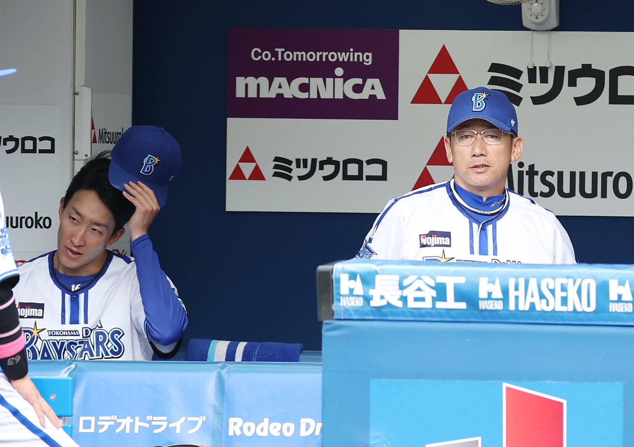 DeNA対阪神　8回表を投げ終えたDeNA大貫（左）に声を掛けた三浦監督（撮影・前田充）