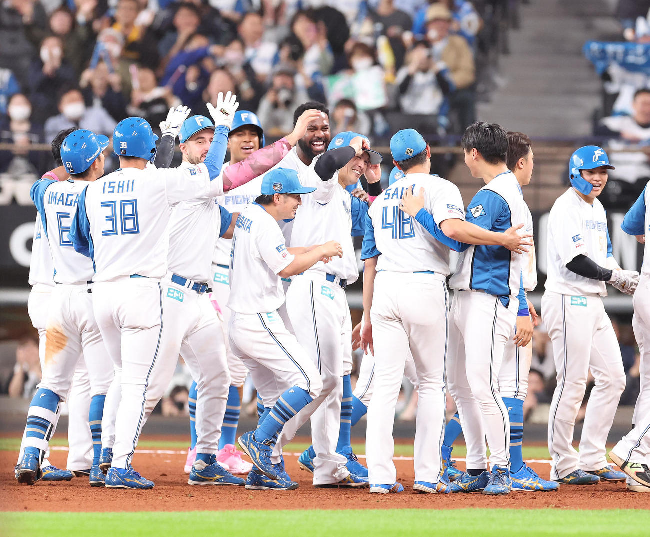 日本ハム対ロッテ　9回裏日本ハム1死満塁、ロッテにサヨナラ勝ちに歓喜する伏見（中央）らナインたち（撮影・佐藤翔太）