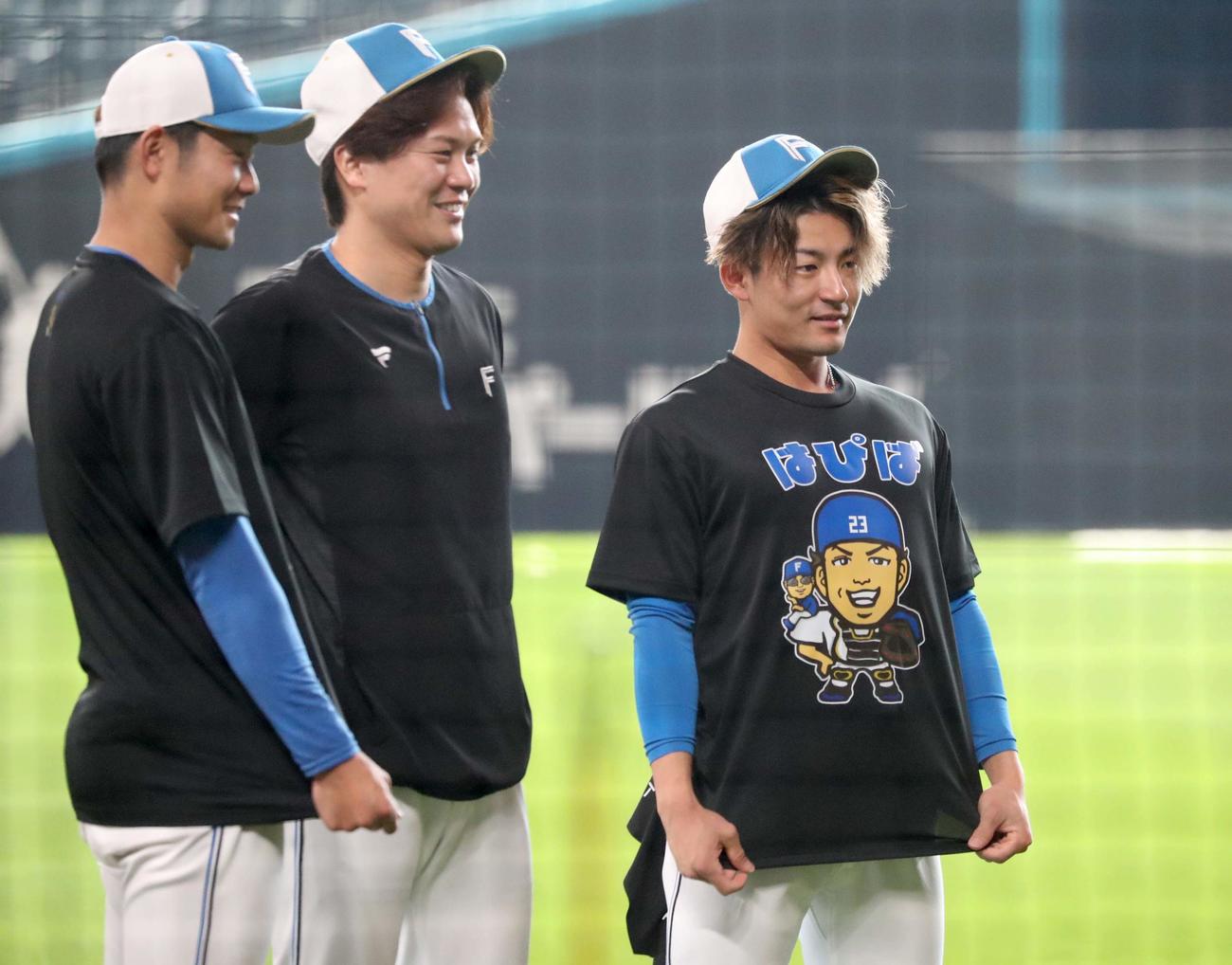 日本ハム対ロッテ　伏見（左から2人目）の誕生日Tシャツを着る水野（右）（撮影・黒川智章）