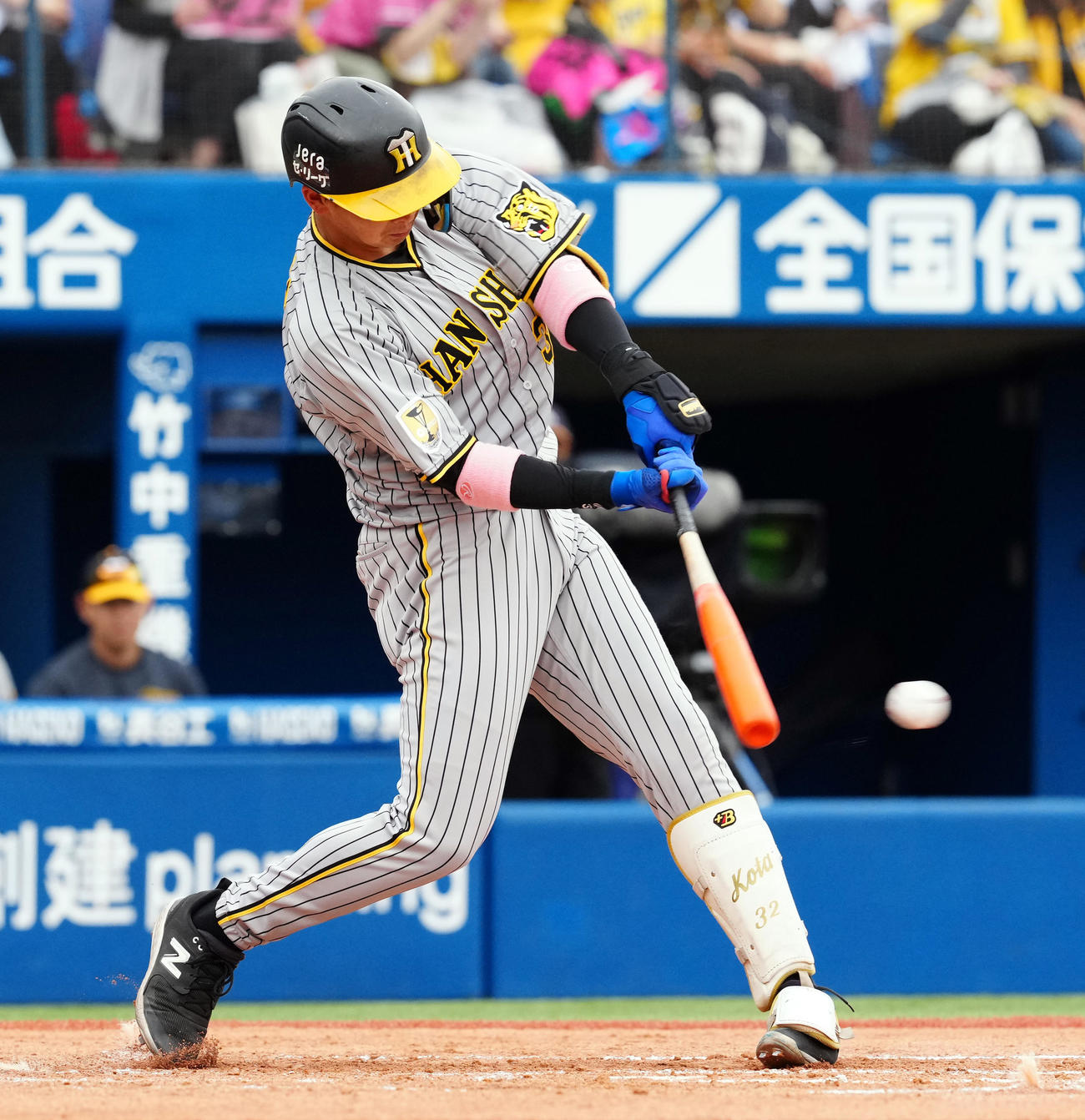 DeNA対阪神　3回表阪神2死一塁、中前打を放つ井上（撮影・たえ見朱実）