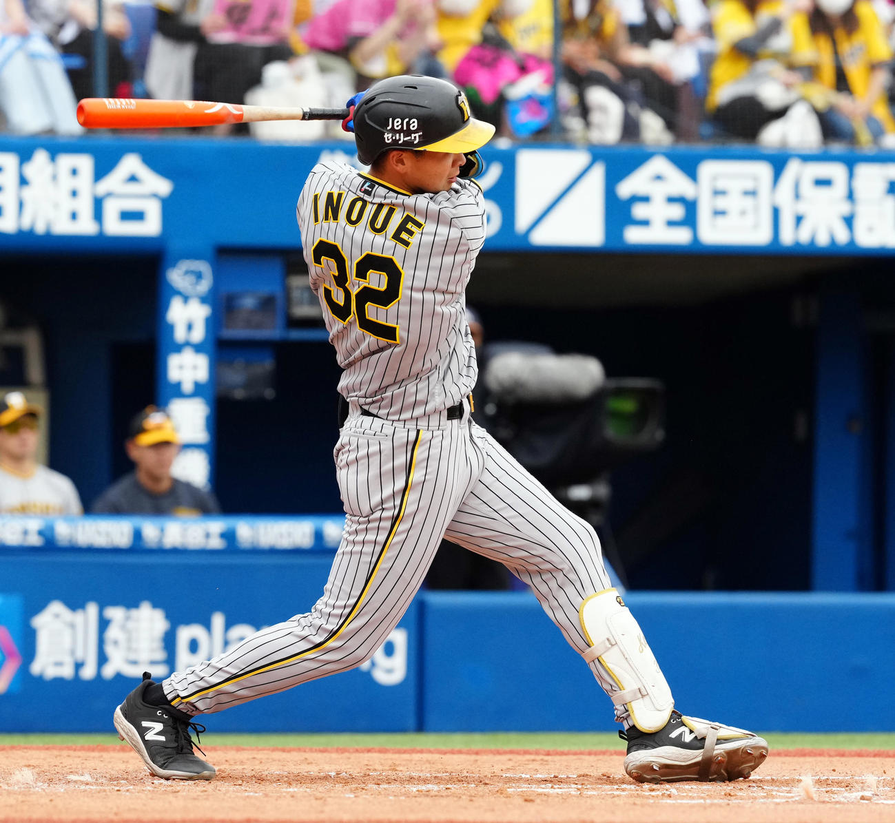DeNA対阪神　3回表阪神2死一塁、中前打を放つ井上（撮影・たえ見朱実）