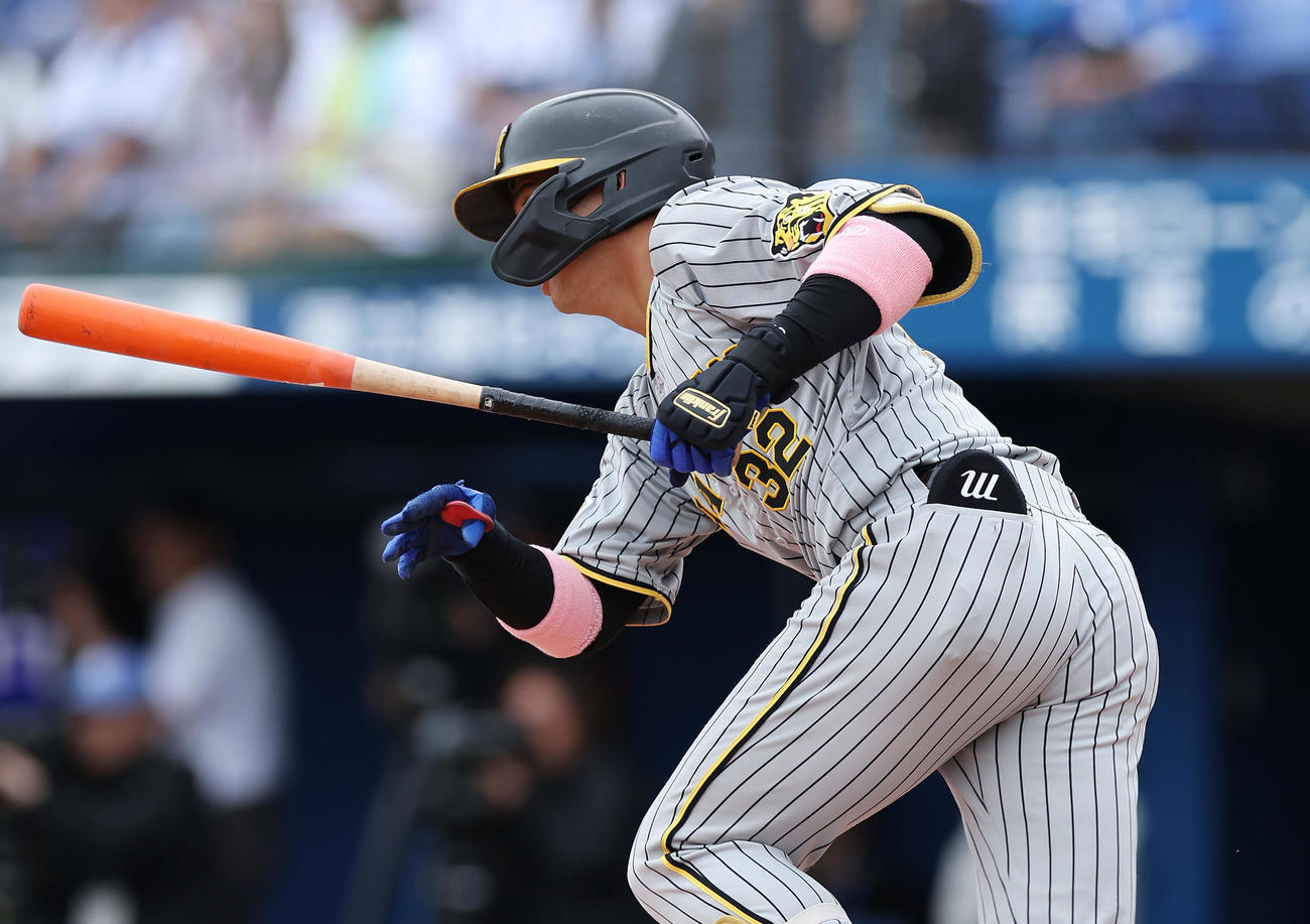 DeNA対阪神　3回表阪神2死一塁、中前打を放つ井上（撮影・前田充）