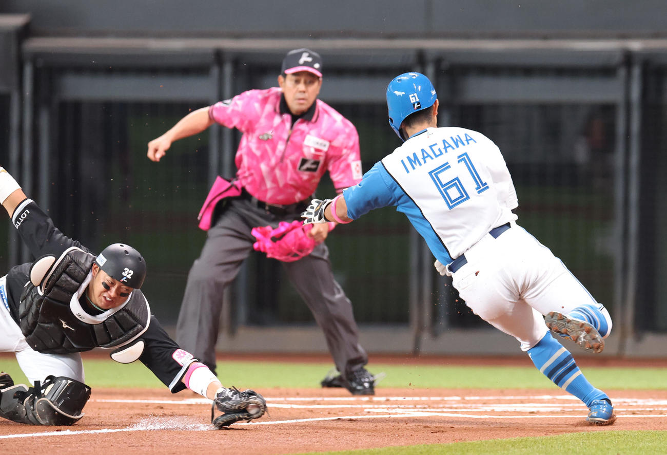 日本ハム対ロッテ　1回裏日本ハム1死三塁、郡司の右犠飛で生還する今川（撮影・佐藤翔太）