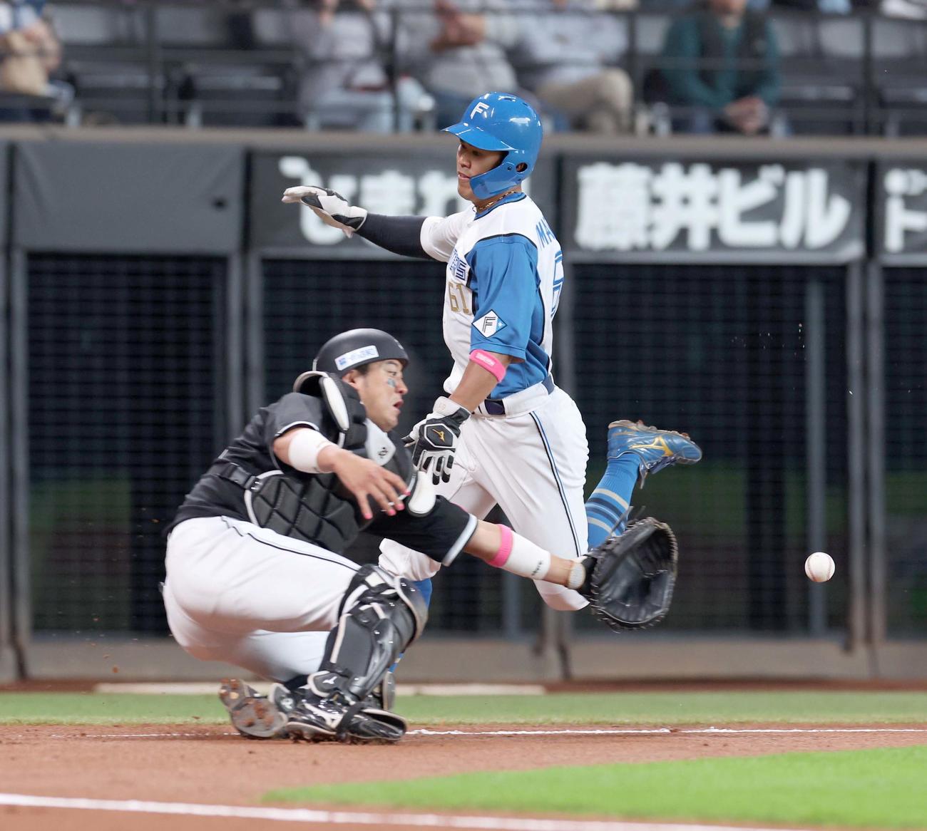 日本ハム対ロッテ　1回裏日本ハム1死三塁、郡司の右犠飛で生還する今川（撮影・黒川智章）
