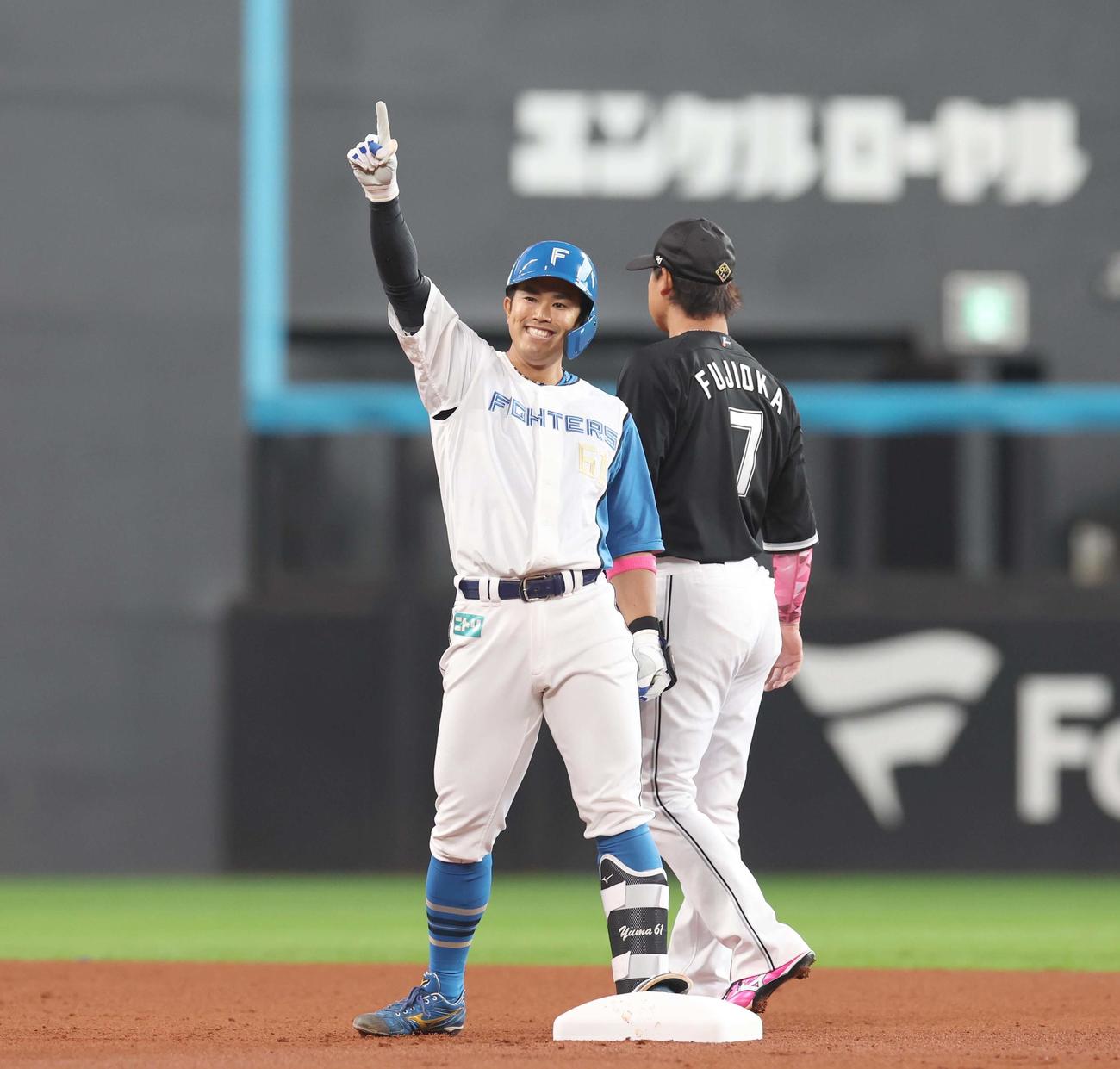 日本ハム対ロッテ　1回裏日本ハム無死、左越え二塁打を放ち「執念ポーズ」の今川（撮影・黒川智章）
