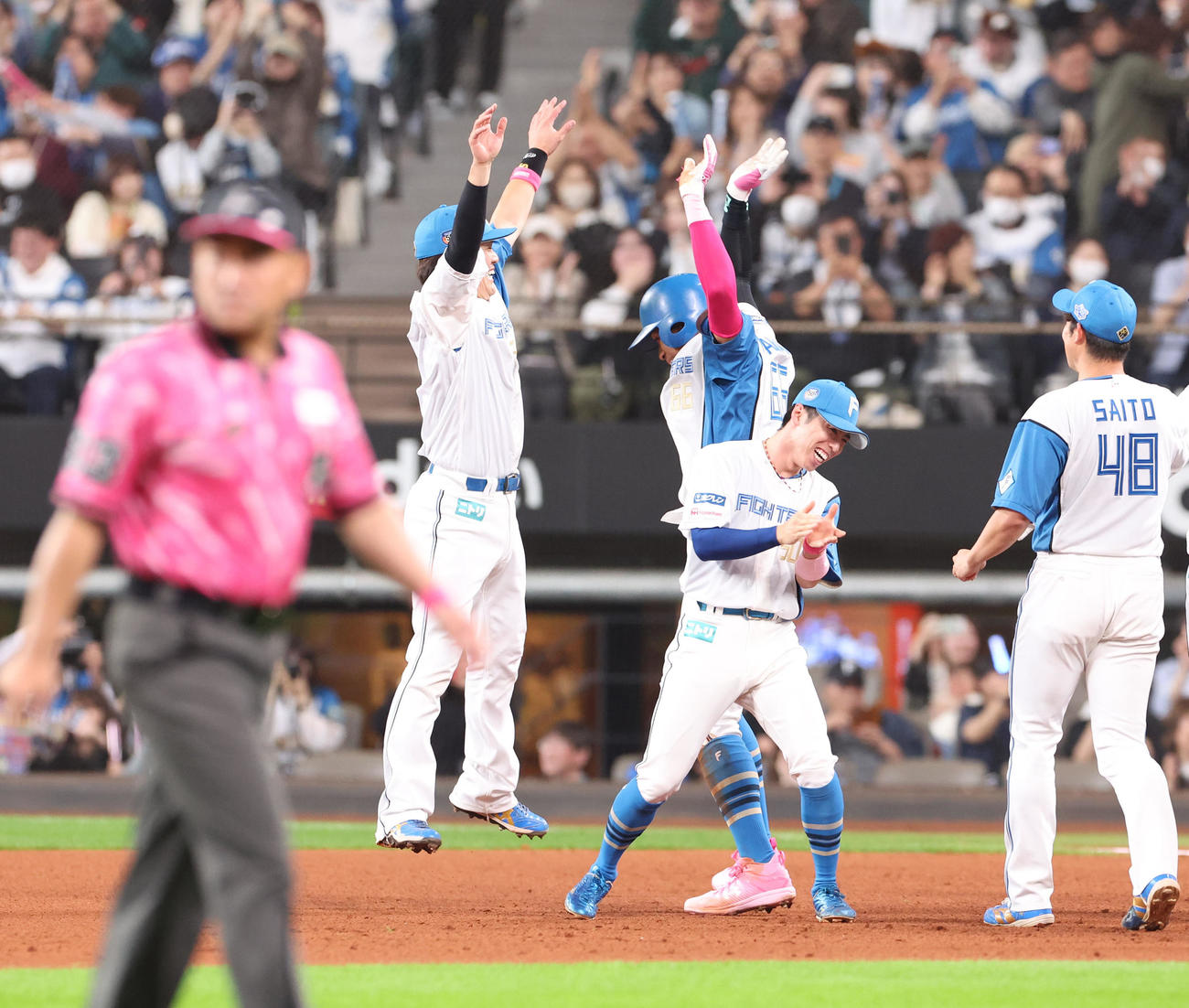 日本ハム対ロッテ　9回裏日本ハム1死満塁、ロッテにサヨナラ勝ちに歓喜する伏見（中央左）と万波（撮影・佐藤翔太）