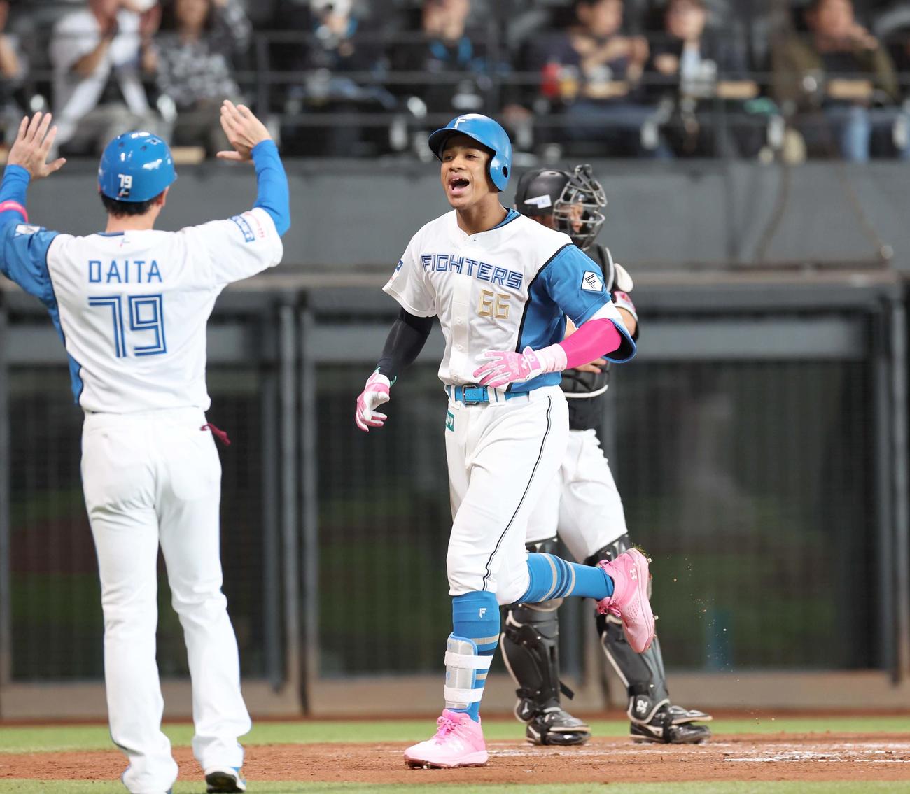 日本ハム対ロッテ　2回裏日本ハム1死、左越え本塁打を放ち叫んで生還する万波（撮影・黒川智章）