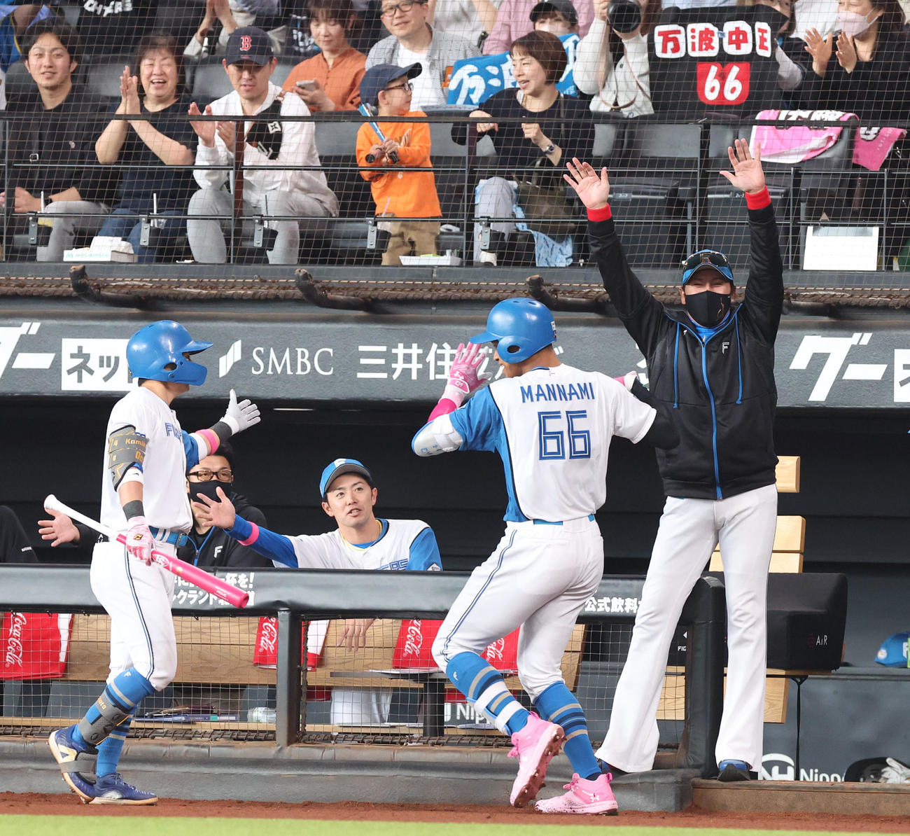 日本ハム対ロッテ　2回裏日本ハム1死、新庄監督（右）は左越え本塁打を放った万波を出迎える（撮影・佐藤翔太）