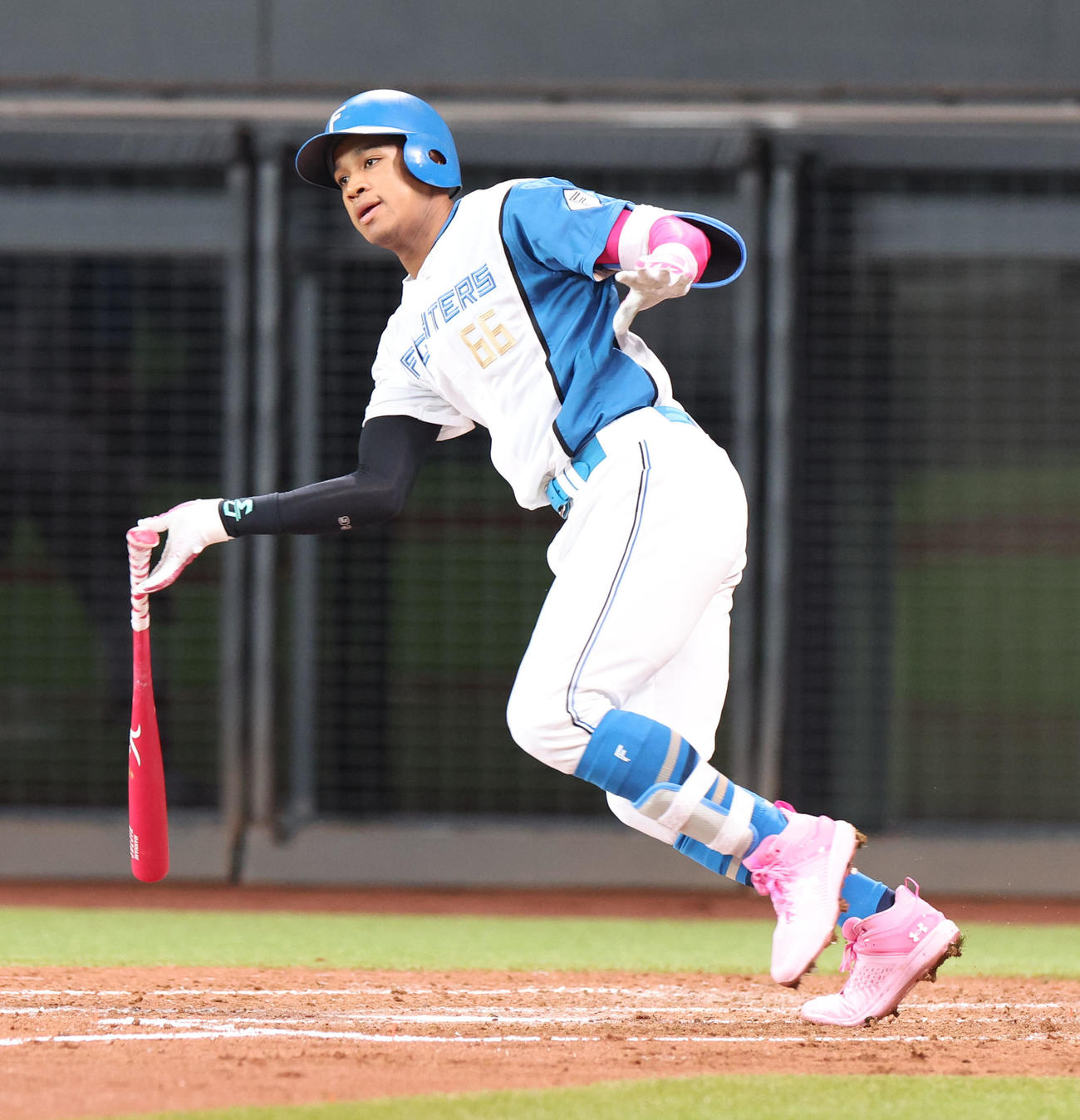 日本ハム対ロッテ　4回裏日本ハム2死三塁、万波は適時内野安打を放つ（撮影・佐藤翔太）