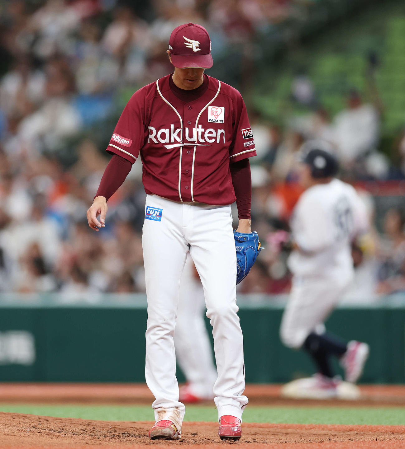 西武対楽天　3回裏西武2死一、三塁、中村剛（後方）に同点中前適時打を浴びる岸（撮影・宮地輝）