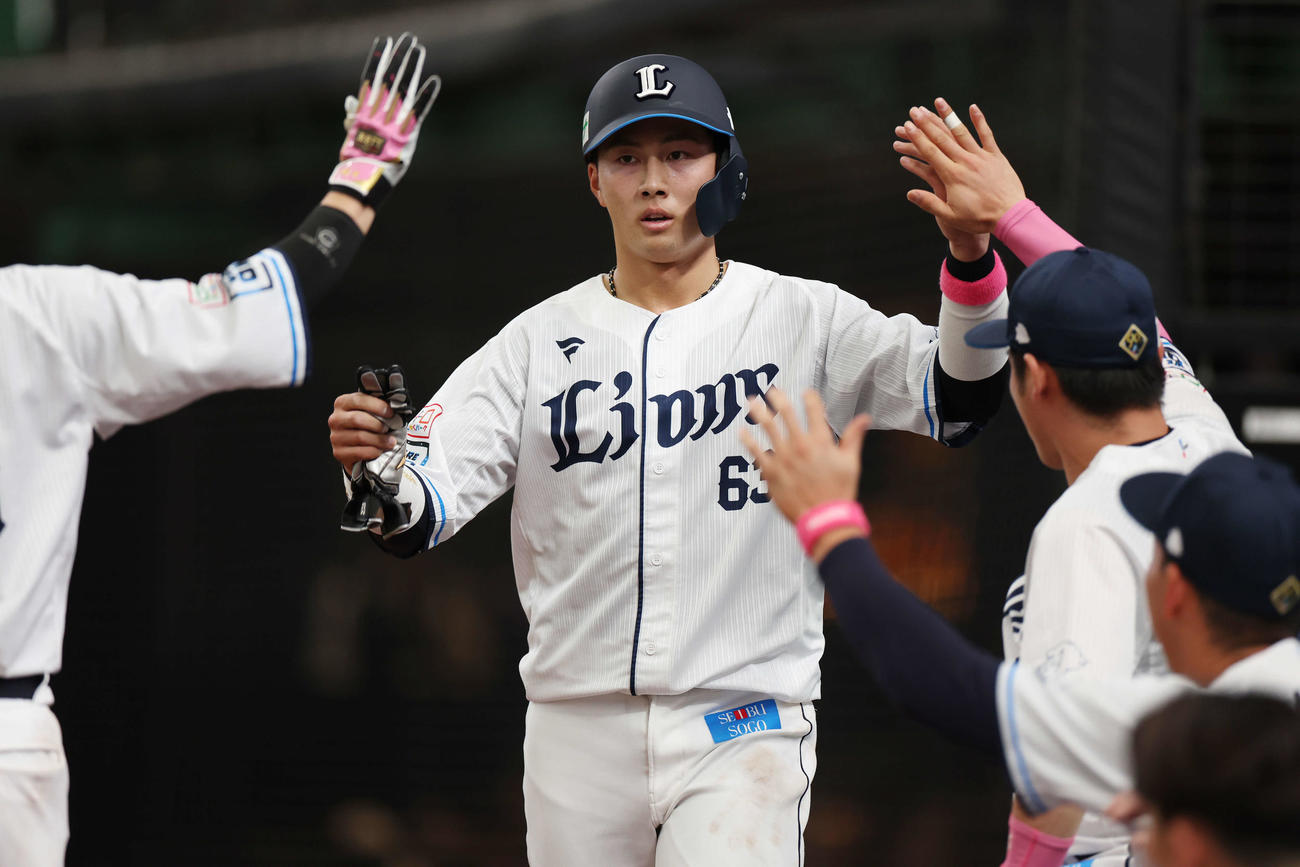 西武対楽天　7回裏西武2死一、二塁、蛭間が左前適時打を放ち、生還した長谷川はチームメートとタッチを交わす（撮影・宮地輝）